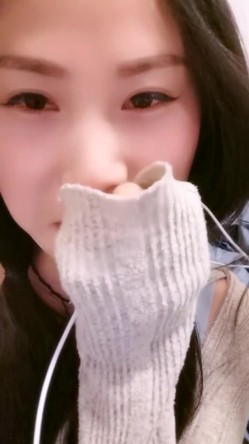 极品颜值骚妇，【小水泡萝卜】跳蛋S逼，粉丝互动，淫声都能听射，窃窃私语，勾魂摄魄娇喘 截图6