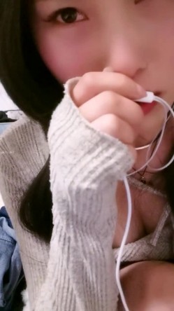 极品颜值骚妇，【小水泡萝卜】跳蛋S逼，粉丝互动，淫声都能听射，窃窃私语，勾魂摄魄娇喘 截图16