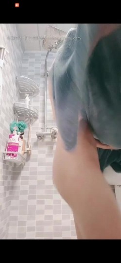 偷拍白虎妹洗澡！边洗B边给男友聊天，殊不知小粉穴已被看光 截图9