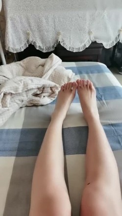 良家骚人妻露脸在家直播赚生活费，听狼友指挥互动撩骚，穿上性感黑丝跳蛋塞逼里抽插自慰把自己搞喷浪叫不止 截图8