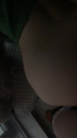 大神的绿奴母狗们，车震户外露出，滴蜡后入打开门看着邻居走廊大战，楼道做爱，威武刺激哦 22V流出！ 截图7
