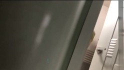 拍苗条小女友洗澡！还不好意思 用手捂住BB不让拍 截图1