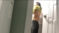 拍苗条小女友洗澡！还不好意思 用手捂住BB不让拍 截图3