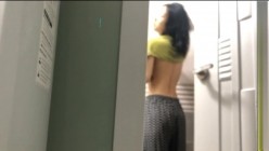 拍苗条小女友洗澡！还不好意思 用手捂住BB不让拍 截图4