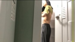 拍苗条小女友洗澡！还不好意思 用手捂住BB不让拍 截图5