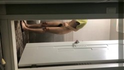 拍苗条小女友洗澡！还不好意思 用手捂住BB不让拍 截图15