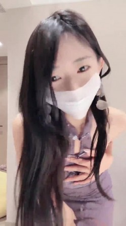 舞蹈系校花，终于露脸了，【小鹿大秀】，这么漂亮的脸蛋，居然还会喷，天生的床上尤物，值得一撸！ 截图1