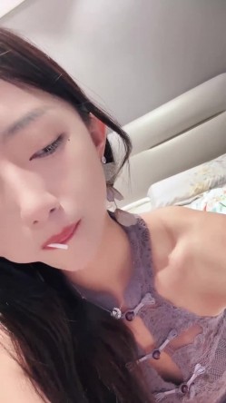 舞蹈系校花，终于露脸了，【小鹿大秀】，这么漂亮的脸蛋，居然还会喷，天生的床上尤物，值得一撸！ 截图4