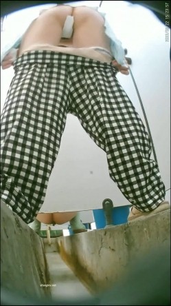 广场附近沟厕偷拍 ️来跳舞的大妈少妇尿尿喜欢正蹲的富姐又被拍了一边尿一边和隔壁朋友聊天 截图4