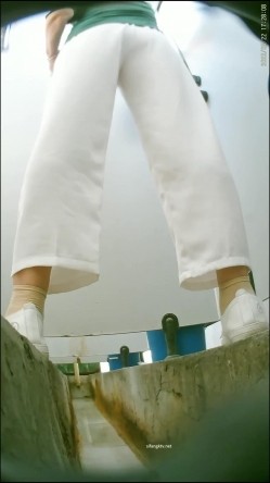 广场附近沟厕偷拍 ️来跳舞的大妈少妇尿尿喜欢正蹲的富姐又被拍了一边尿一边和隔壁朋友聊天 截图10