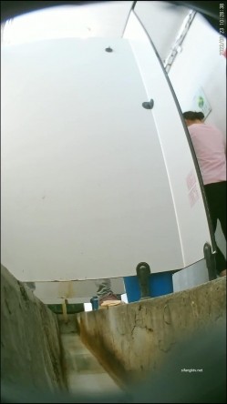 广场附近沟厕偷拍 ️来跳舞的大妈少妇尿尿喜欢正蹲的富姐又被拍了一边尿一边和隔壁朋友聊天 截图15