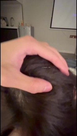 清纯又野性的大奶反差美女大学生，跪地口交，技术生涩，鸡巴被舔的通红，无套插入女上骑乘 截图4