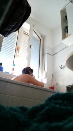 装个摄像头拍到白虎妹纸洗澡 截图3