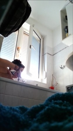 装个摄像头拍到白虎妹纸洗澡 截图4