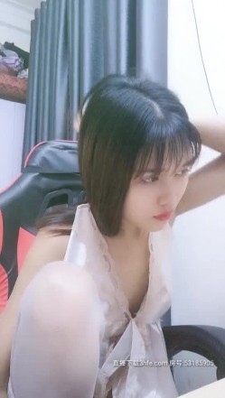 越南小美女白丝情趣做起爱来一点不含煳，跟大哥床上各种姿势啪啪，口活给力非常耐操，把小哥都累坏了 截图1