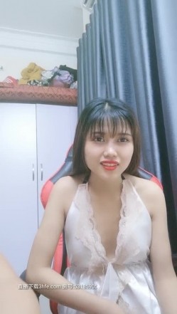 越南小美女白丝情趣做起爱来一点不含煳，跟大哥床上各种姿势啪啪，口活给力非常耐操，把小哥都累坏了 截图13