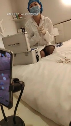 剧情演绎男科女医生上门看病强行把裤子啪啪，性感黑丝口交舔逼上位骑乘猛操非常诱人 截图1