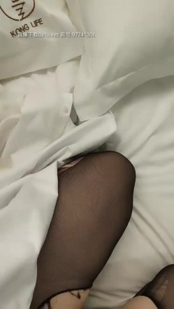 剧情演绎男科女医生上门看病强行把裤子啪啪，性感黑丝口交舔逼上位骑乘猛操非常诱人 截图13