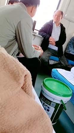 【靓丽女老师】火车下铺妹子在自慰，旁边的大爷大妈不少，太刺激了 截图10