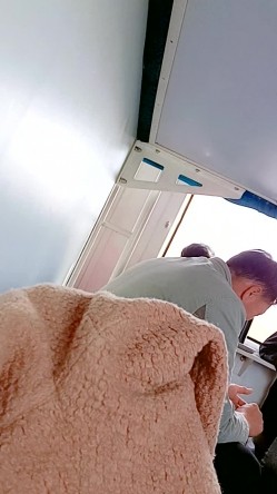 【靓丽女老师】火车下铺妹子在自慰，旁边的大爷大妈不少，太刺激了 截图11