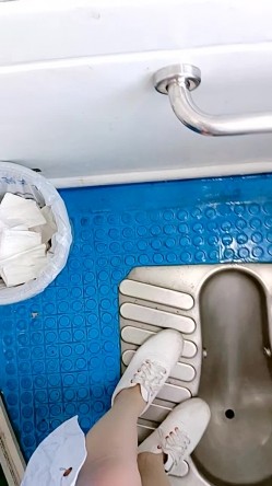 【靓丽女老师】火车下铺妹子在自慰，旁边的大爷大妈不少，太刺激了 截图15