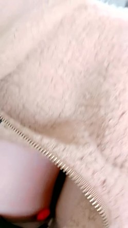 【靓丽女老师】火车下铺妹子在自慰，旁边的大爷大妈不少，太刺激了 截图16