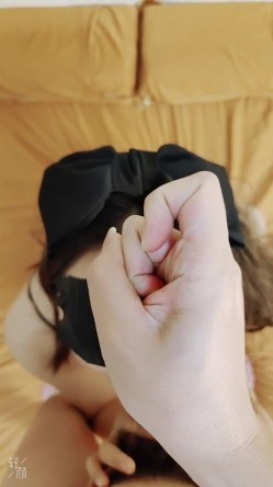 【爆奶淫妻 ️顶级啪啪】极品爆奶淫妻『盘丝大仙』开档情趣黑丝换装各式啪啪 极品丰臀无套后入 淫声四起 截图1