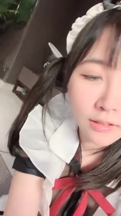 【京鱼儿】19岁童颜巨乳 女仆学生制服 道具自慰 流白浆 ！高人气19岁学生妹 白皙大奶！！ 截图2
