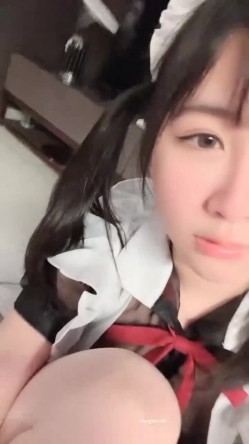 【京鱼儿】19岁童颜巨乳 女仆学生制服 道具自慰 流白浆 ！高人气19岁学生妹 白皙大奶！！ 截图5