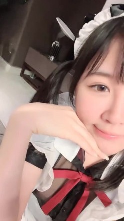 【京鱼儿】19岁童颜巨乳 女仆学生制服 道具自慰 流白浆 ！高人气19岁学生妹 白皙大奶！！ 截图7