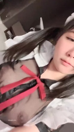 【京鱼儿】19岁童颜巨乳 女仆学生制服 道具自慰 流白浆 ！高人气19岁学生妹 白皙大奶！！ 截图8
