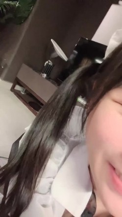 【京鱼儿】19岁童颜巨乳 女仆学生制服 道具自慰 流白浆 ！高人气19岁学生妹 白皙大奶！！ 截图9