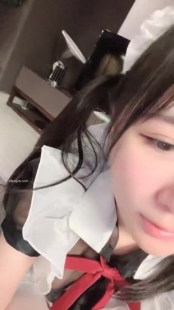 【京鱼儿】19岁童颜巨乳 女仆学生制服 道具自慰 流白浆 ！高人气19岁学生妹 白皙大奶！！ 截图10