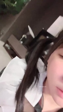 【京鱼儿】19岁童颜巨乳 女仆学生制服 道具自慰 流白浆 ！高人气19岁学生妹 白皙大奶！！ 截图11
