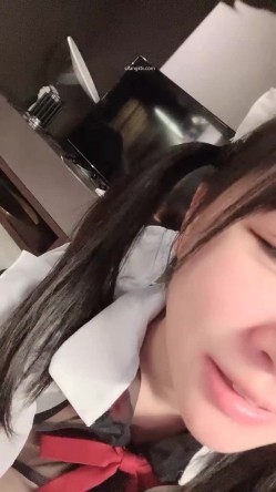 【京鱼儿】19岁童颜巨乳 女仆学生制服 道具自慰 流白浆 ！高人气19岁学生妹 白皙大奶！！ 截图12