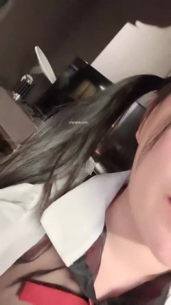 【京鱼儿】19岁童颜巨乳 女仆学生制服 道具自慰 流白浆 ！高人气19岁学生妹 白皙大奶！！ 截图14