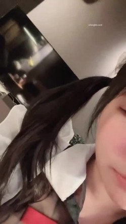 【京鱼儿】19岁童颜巨乳 女仆学生制服 道具自慰 流白浆 ！高人气19岁学生妹 白皙大奶！！ 截图16