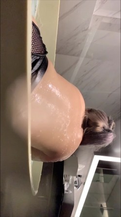 “FUCK！我操！我操！太爽啊，操！太爽了！啊~”某约炮大神专约女留学生，极品学生妹被干的高潮爽到直爆粗口 截图12