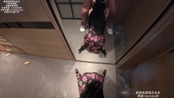 推特新晋极品丝袜肥臀美腿玉手人妻「上官夫人」碎花旗袍+黑丝+高跟，那就是打炮的专用装备，多特写骚逼抽插，贼拉过瘾 截图1