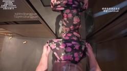 推特新晋极品丝袜肥臀美腿玉手人妻「上官夫人」碎花旗袍+黑丝+高跟，那就是打炮的专用装备，多特写骚逼抽插，贼拉过瘾 截图14