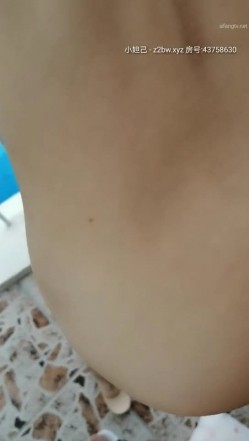 大表姐-风情别墅阳台 ️我现在约1对1不太多，基本都是群P，一两个人停下来不知道干啥会无聊，三个人就会解锁很多姿势。尿尿姨妈血，大战！ 截图16