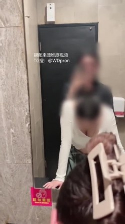 专攻高颜值网红台湾泡良大神「郑原创」跟夜店认识的女生趁女伴喝醉在旁大胆偷情，KTV厕所上了朋友的F奶女友.. 截图4