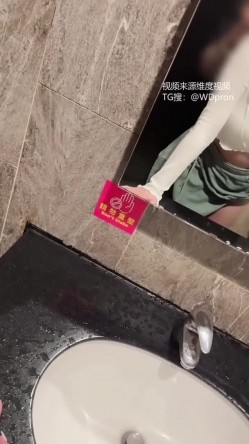 专攻高颜值网红台湾泡良大神「郑原创」跟夜店认识的女生趁女伴喝醉在旁大胆偷情，KTV厕所上了朋友的F奶女友.. 截图5