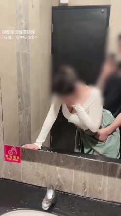 专攻高颜值网红台湾泡良大神「郑原创」跟夜店认识的女生趁女伴喝醉在旁大胆偷情，KTV厕所上了朋友的F奶女友.. 截图6