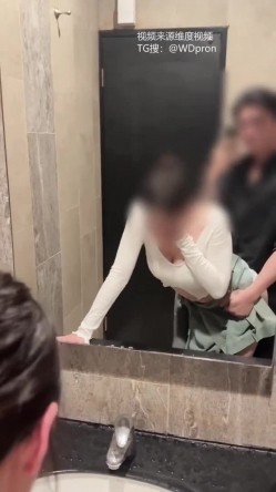 专攻高颜值网红台湾泡良大神「郑原创」跟夜店认识的女生趁女伴喝醉在旁大胆偷情，KTV厕所上了朋友的F奶女友.. 截图8
