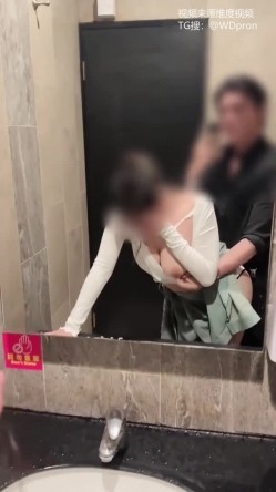 专攻高颜值网红台湾泡良大神「郑原创」跟夜店认识的女生趁女伴喝醉在旁大胆偷情，KTV厕所上了朋友的F奶女友.. 截图10