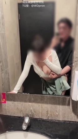专攻高颜值网红台湾泡良大神「郑原创」跟夜店认识的女生趁女伴喝醉在旁大胆偷情，KTV厕所上了朋友的F奶女友.. 截图11