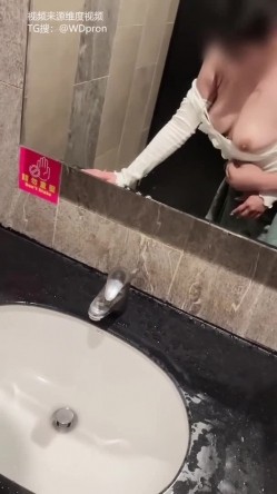 专攻高颜值网红台湾泡良大神「郑原创」跟夜店认识的女生趁女伴喝醉在旁大胆偷情，KTV厕所上了朋友的F奶女友.. 截图14