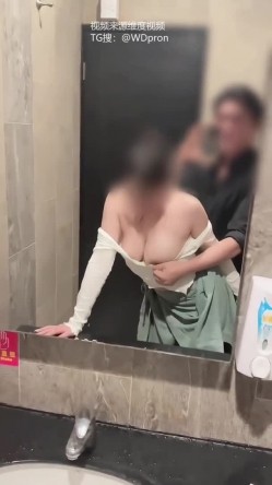 专攻高颜值网红台湾泡良大神「郑原创」跟夜店认识的女生趁女伴喝醉在旁大胆偷情，KTV厕所上了朋友的F奶女友.. 截图15