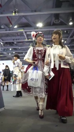 『樱之舞』漫展CD抄底偷拍Cos小姐姐系列 截图2